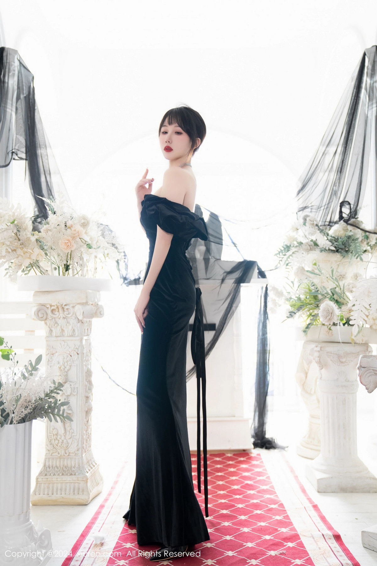 [XiuRen]高清写真图 2024.02.05 No.8070 波巧酱 黑丝美腿