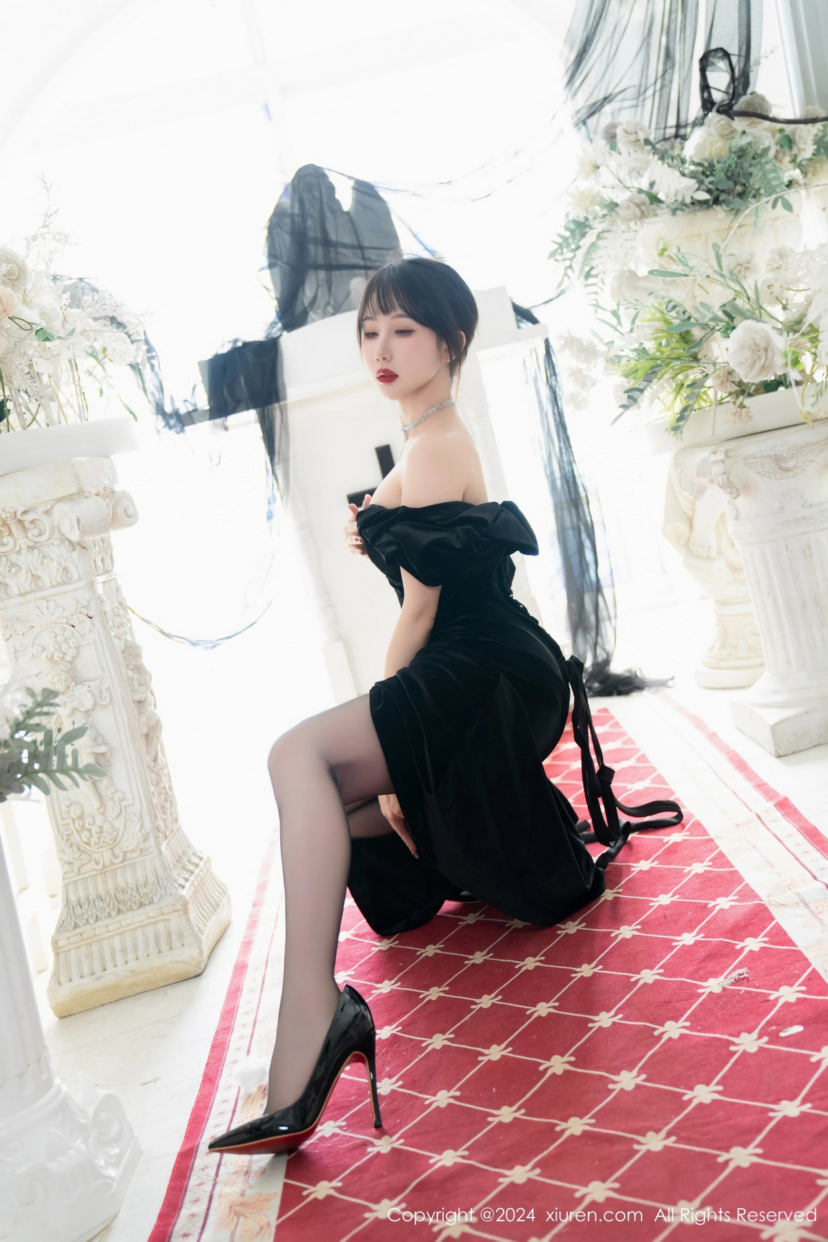 [XiuRen]高清写真图 2024.02.05 No.8070 波巧酱 黑丝美腿