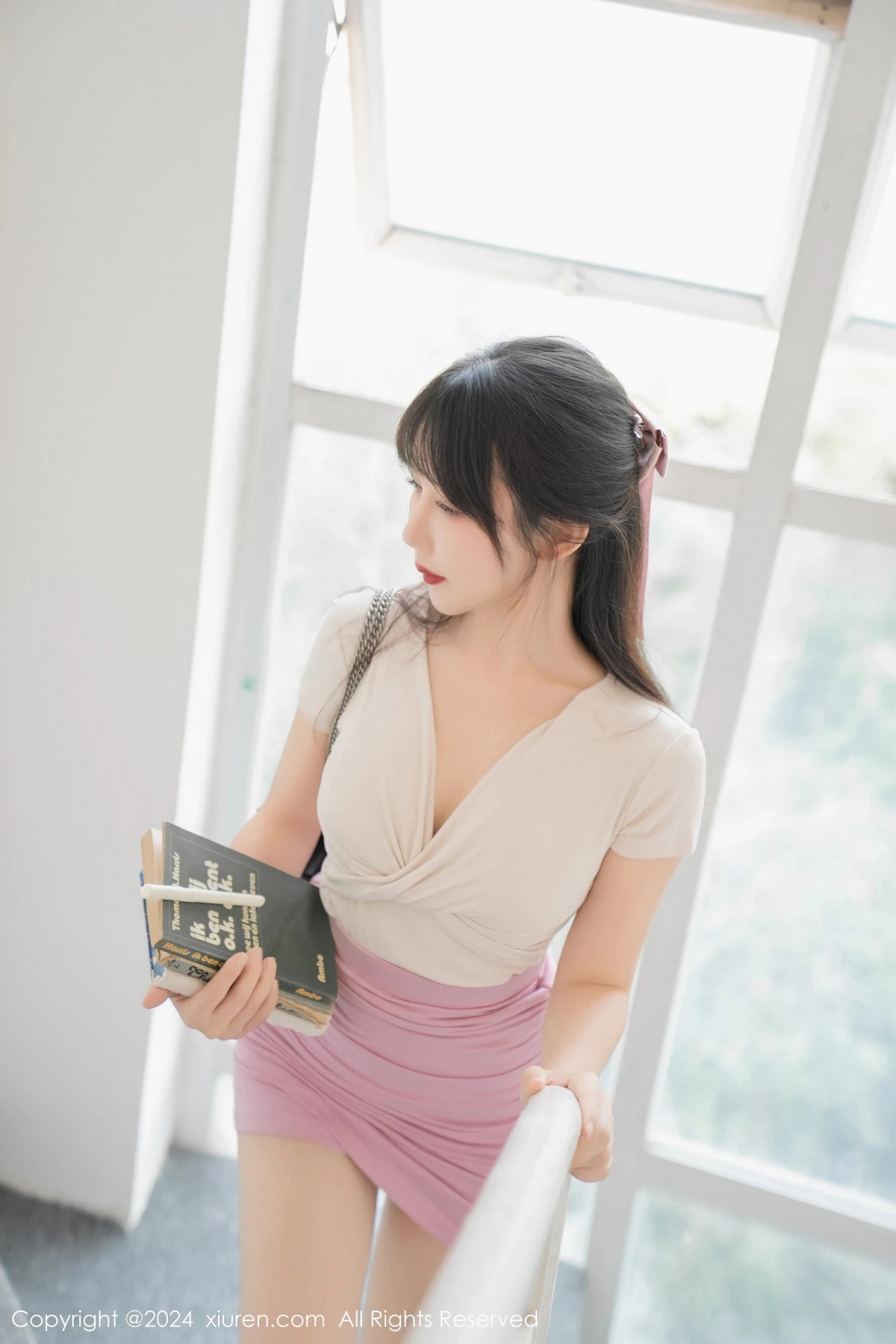 [XiuRen]高清写真图 2024.02.20 No.8112 波巧酱 丝袜美腿
