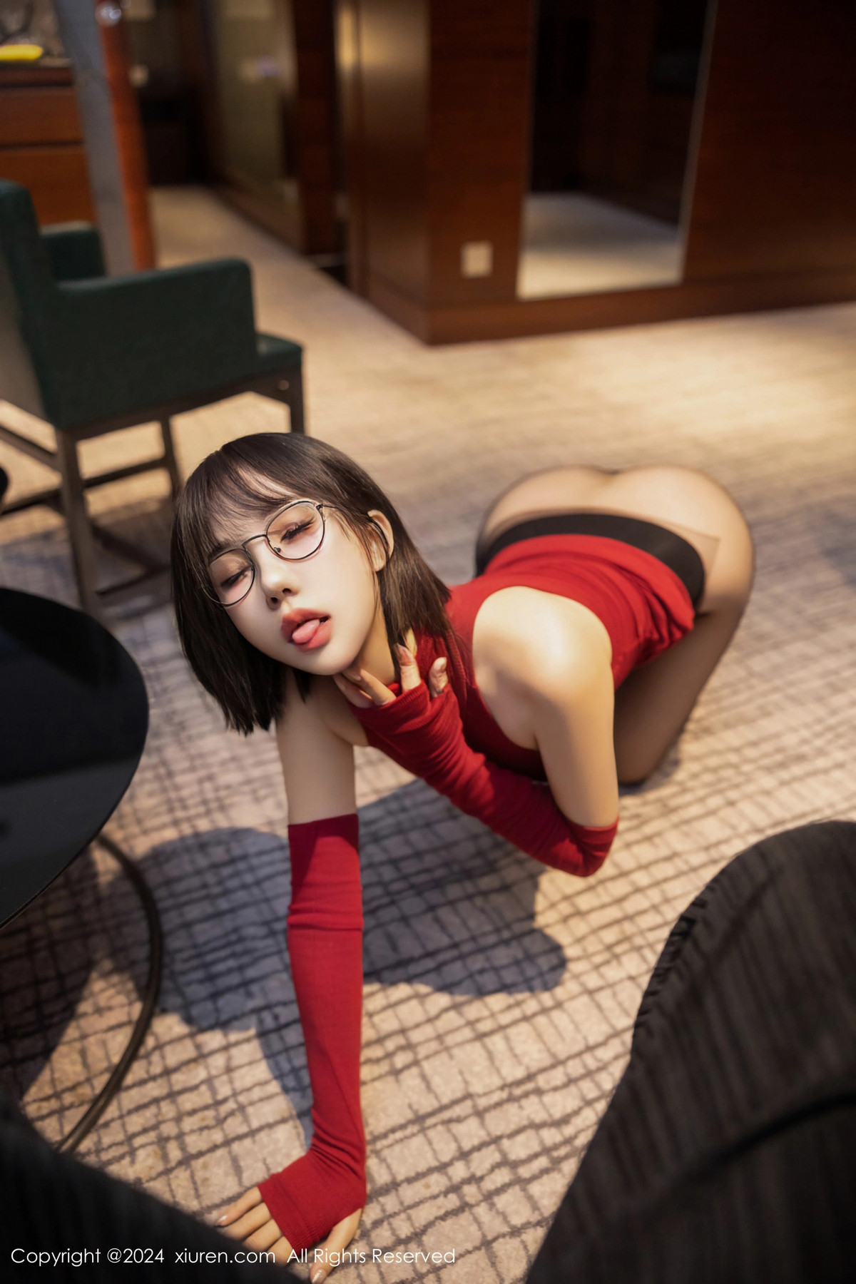 [XiuRen]高清写真图 2024.09.02 No.9096 波巧酱 黑丝美腿