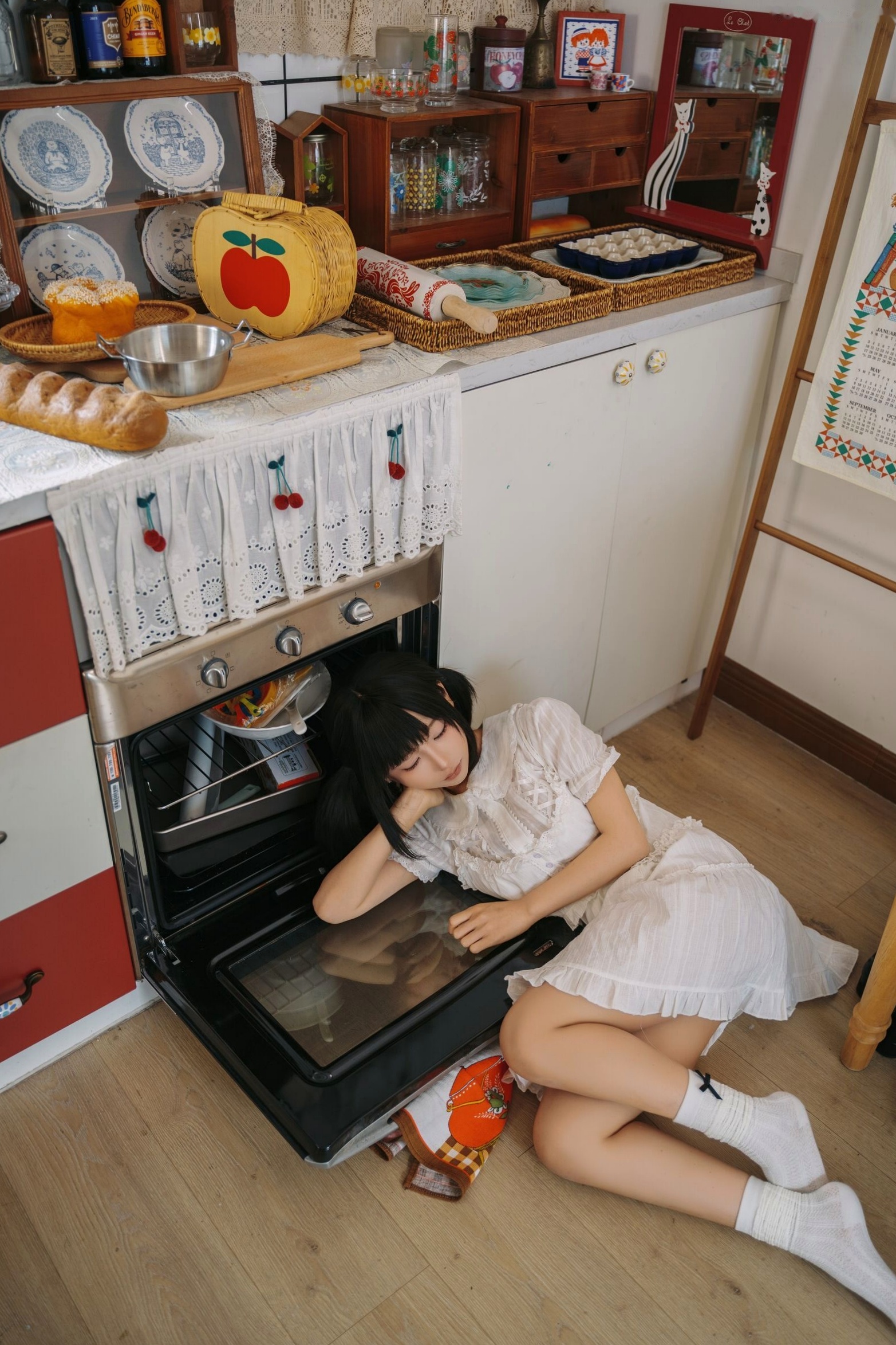 蠢沫沫-2025年08月自拍 紫色蕾丝内衣丝袜复古私房性感写真