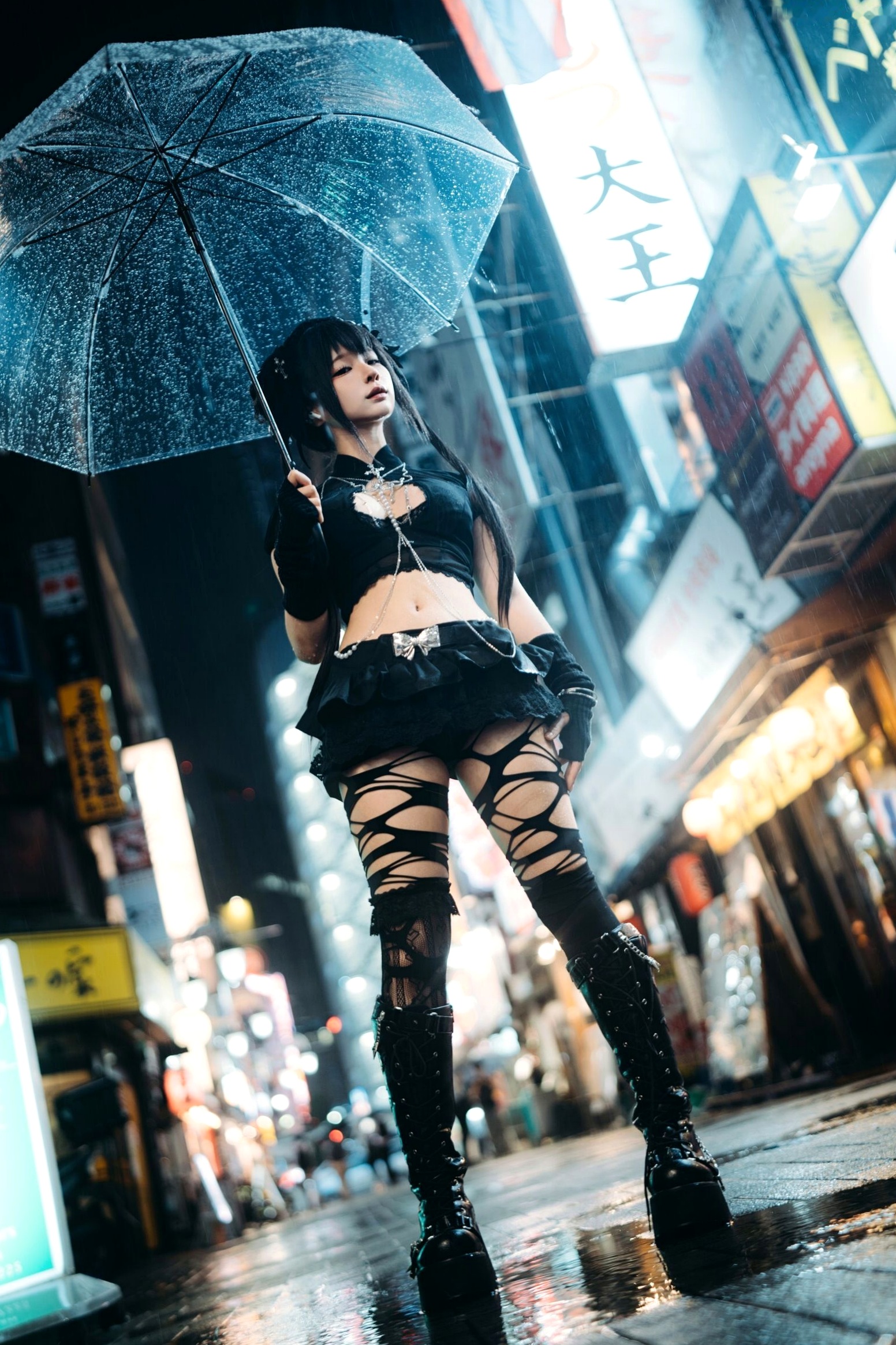 蠢沫沫-夜行：城市暗夜街拍风格，极致曲线尽显诱惑