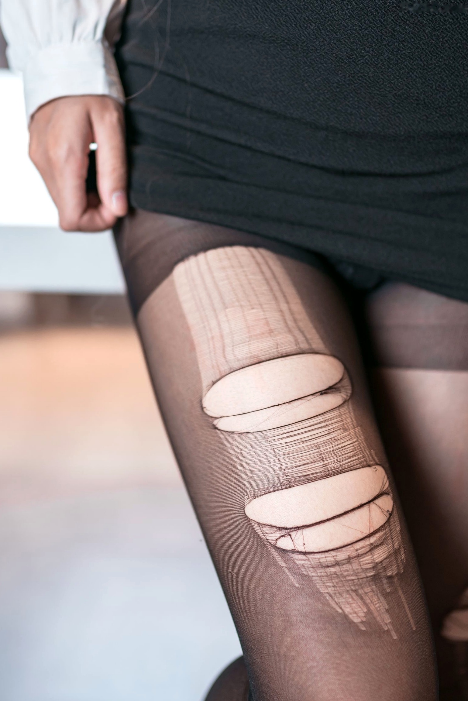 Gallery - 蠢沫沫-076-制服 OL职业装系列，白衬衫搭配性感破洞黑丝，极致私房诱惑与职场角色扮演，展现迷人美腿制服诱惑黑丝私房照角色扮演 蠢沫沫女神私房照_秀色女神 - image 26