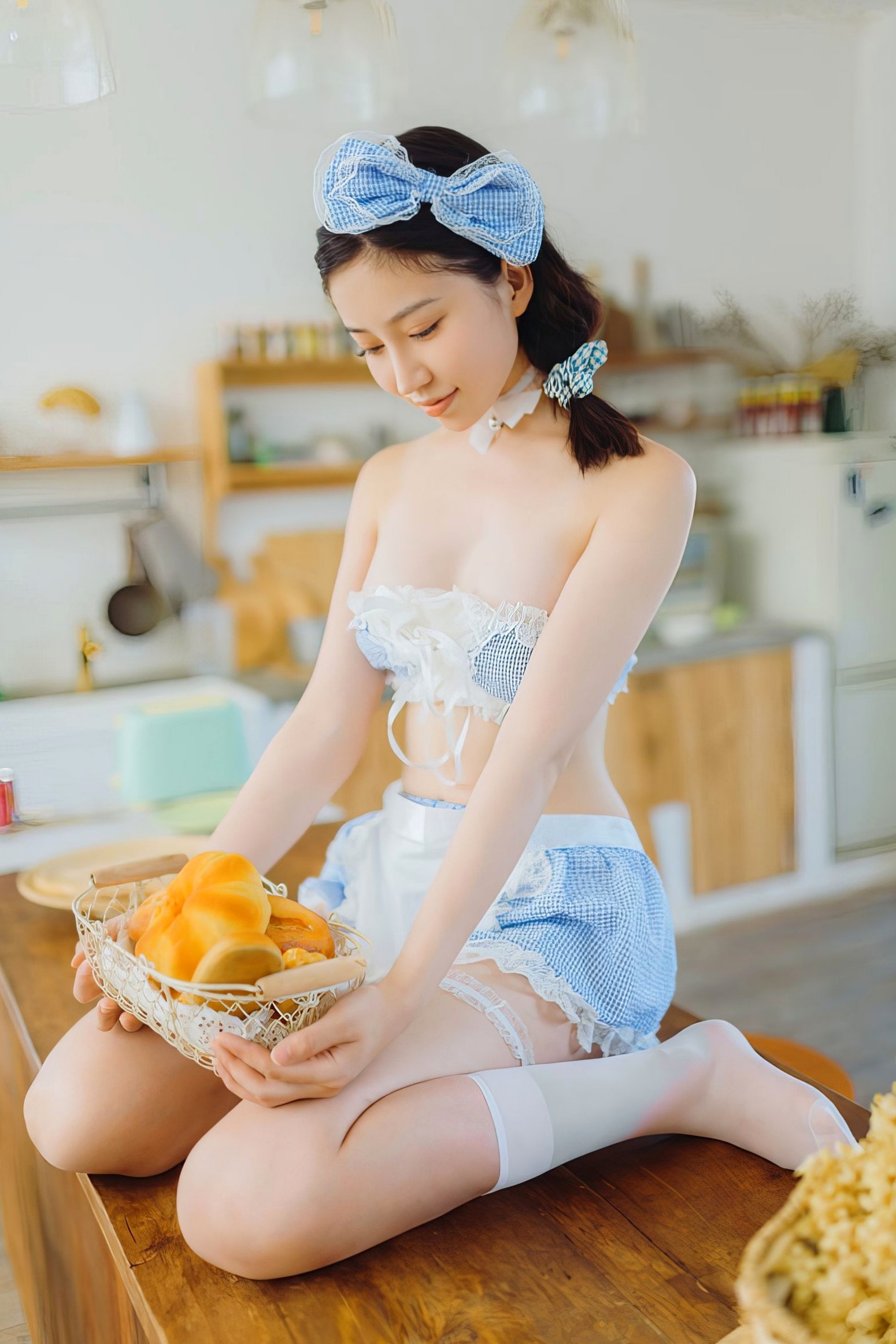 Gallery - 年年-厨娘私房写真：蓝白格纹可爱女仆制服诱惑，性感居家大尺度摄影美图制服私房照性感诱惑大尺度 年年女神私房照_秀色女神 - image 13