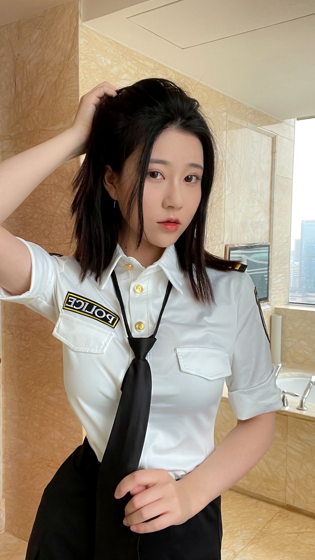 Gallery - 年年-涩女警：极品制服诱惑，角色扮演渔网袜私房写真，火辣身材尽显，性感迷人！性感制服诱惑私房照大尺度 年年女神私房照_秀色女神 - image 1