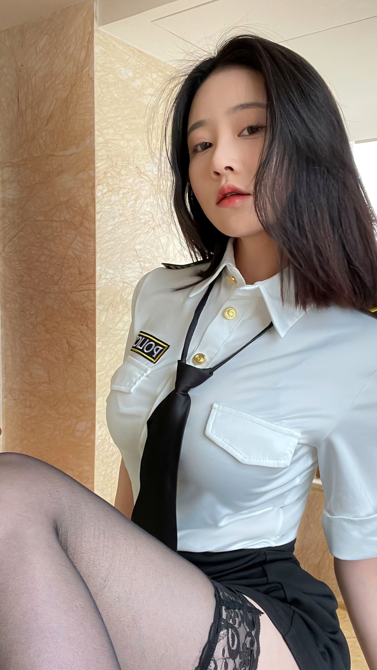 Gallery - 年年-涩女警：极品制服诱惑，角色扮演渔网袜私房写真，火辣身材尽显，性感迷人！性感制服诱惑私房照大尺度 年年女神私房照_秀色女神 - image 2