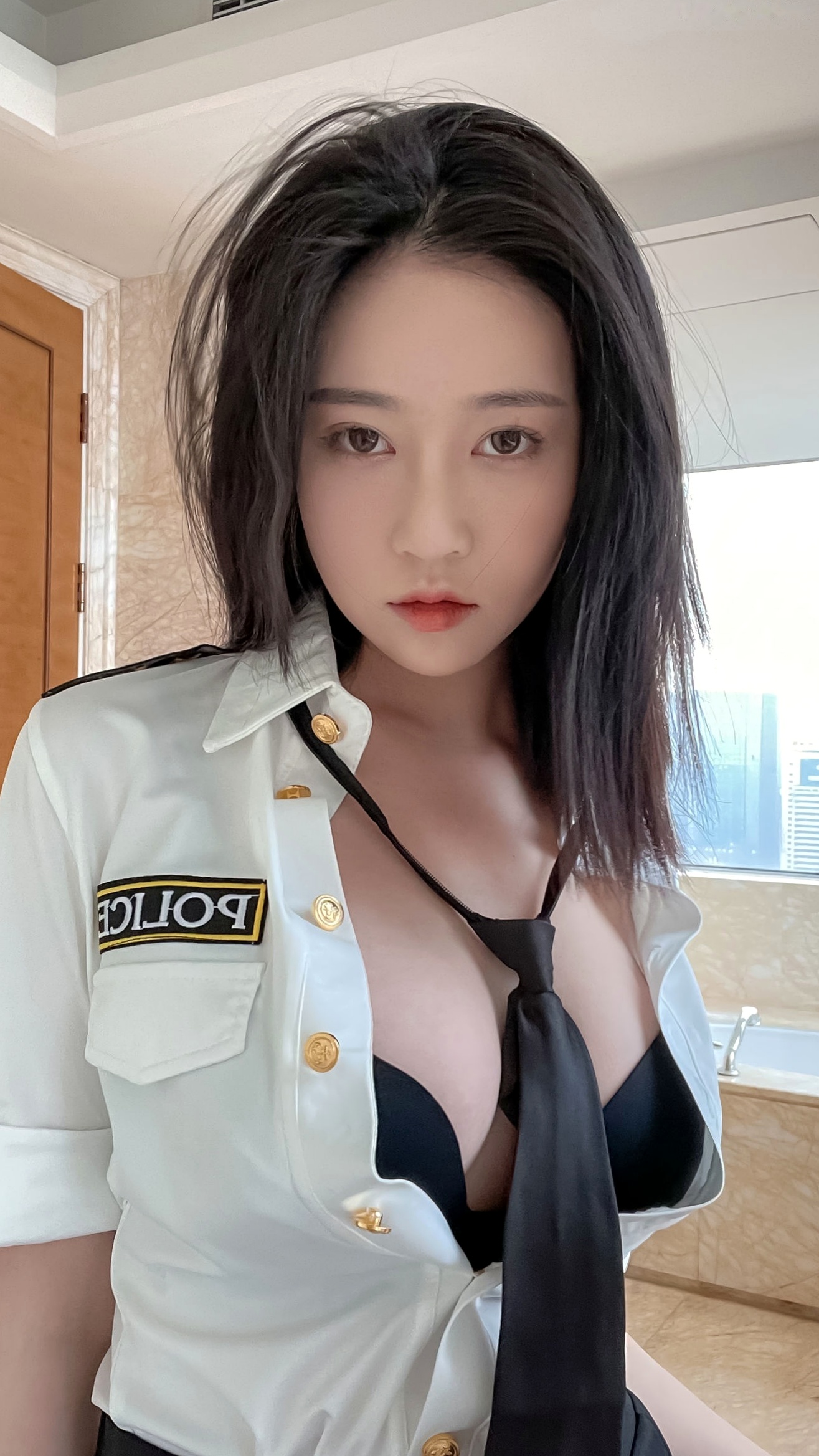 Gallery - 年年-涩女警：极品制服诱惑，角色扮演渔网袜私房写真，火辣身材尽显，性感迷人！性感制服诱惑私房照大尺度 年年女神私房照_秀色女神 - image 9