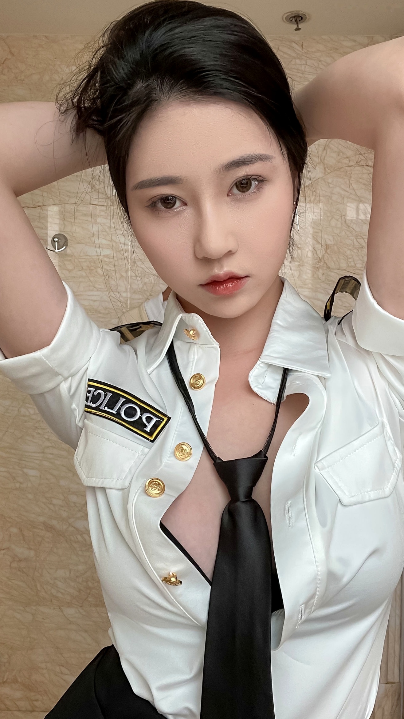 Gallery - 年年-涩女警：极品制服诱惑，角色扮演渔网袜私房写真，火辣身材尽显，性感迷人！性感制服诱惑私房照大尺度 年年女神私房照_秀色女神 - image 11