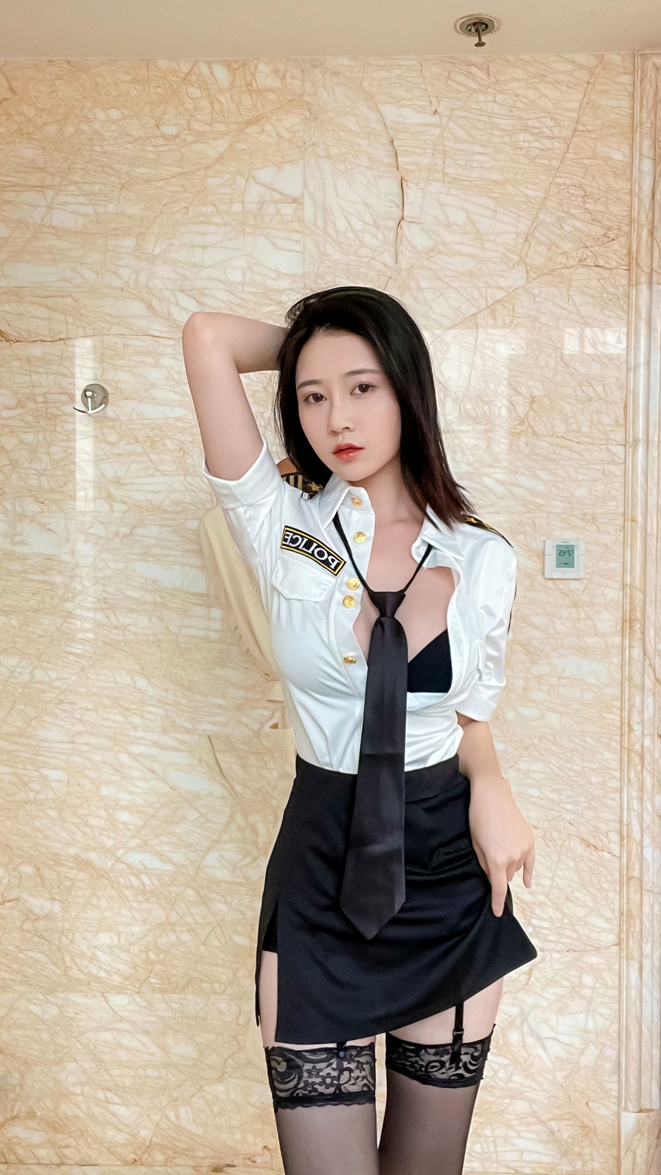 Gallery - 年年-涩女警：极品制服诱惑，角色扮演渔网袜私房写真，火辣身材尽显，性感迷人！性感制服诱惑私房照大尺度 年年女神私房照_秀色女神 - image 12