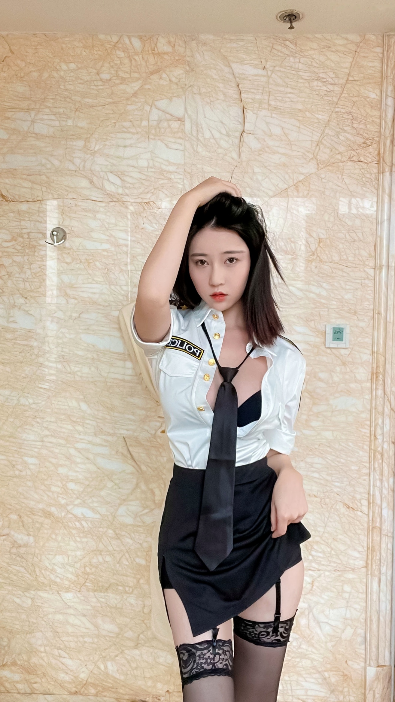 Gallery - 年年-涩女警：极品制服诱惑，角色扮演渔网袜私房写真，火辣身材尽显，性感迷人！性感制服诱惑私房照大尺度 年年女神私房照_秀色女神 - image 13