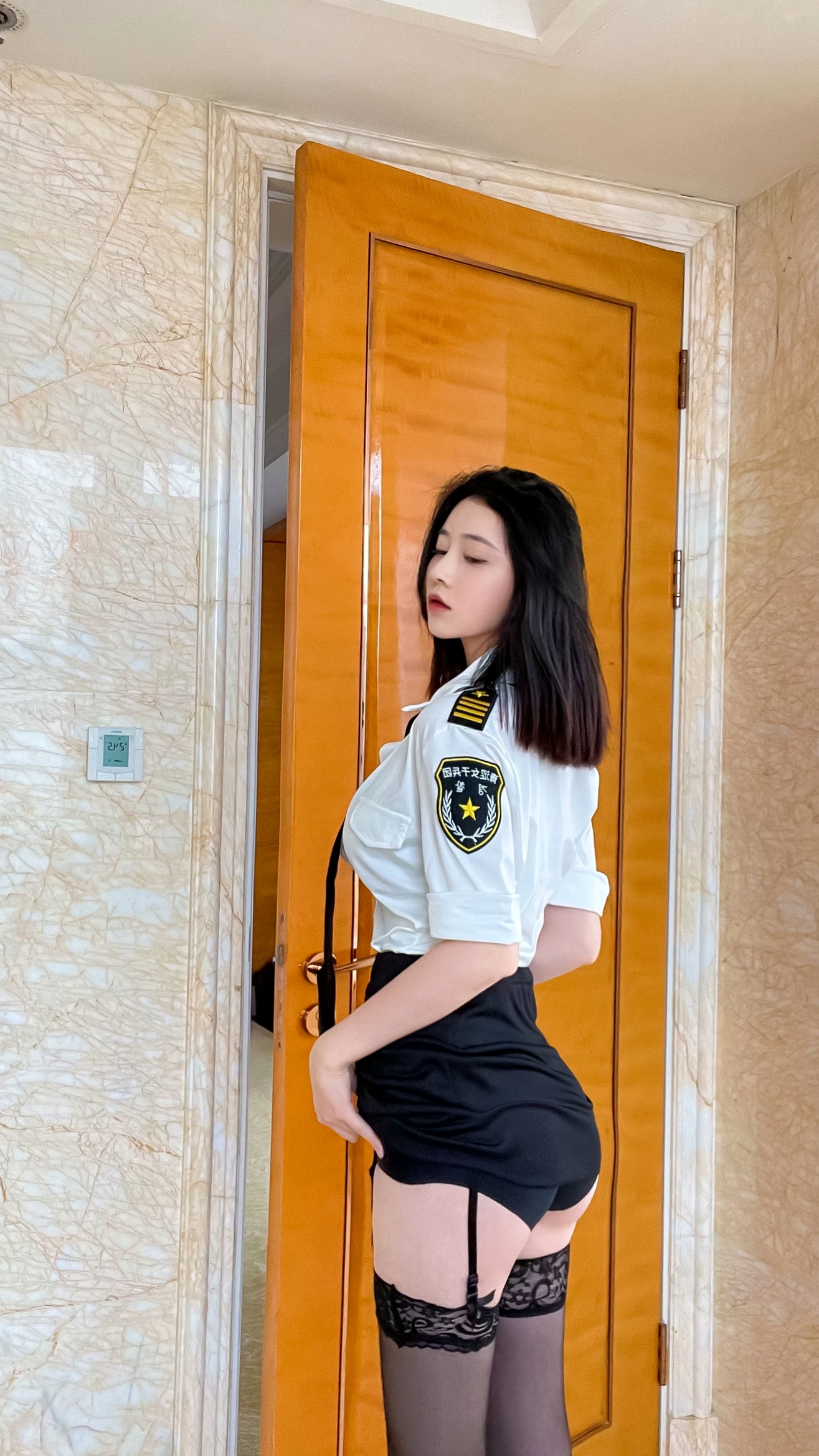 Gallery - 年年-涩女警：极品制服诱惑，角色扮演渔网袜私房写真，火辣身材尽显，性感迷人！性感制服诱惑私房照大尺度 年年女神私房照_秀色女神 - image 18