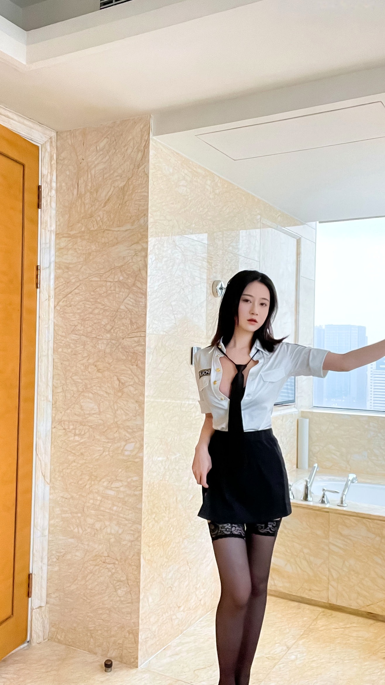 Gallery - 年年-涩女警：极品制服诱惑，角色扮演渔网袜私房写真，火辣身材尽显，性感迷人！性感制服诱惑私房照大尺度 年年女神私房照_秀色女神 - image 19
