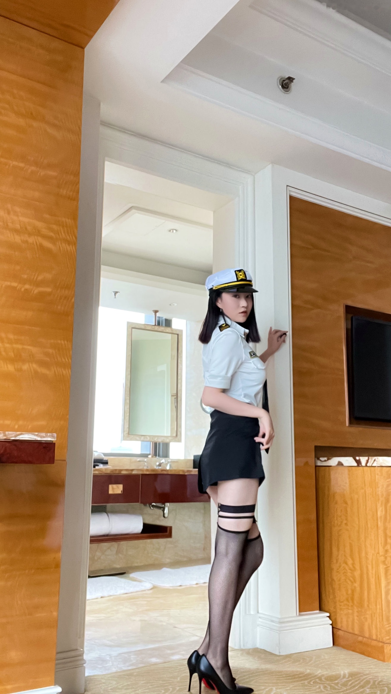 Gallery - 年年-涩女警：极品制服诱惑，角色扮演渔网袜私房写真，火辣身材尽显，性感迷人！性感制服诱惑私房照大尺度 年年女神私房照_秀色女神 - image 37