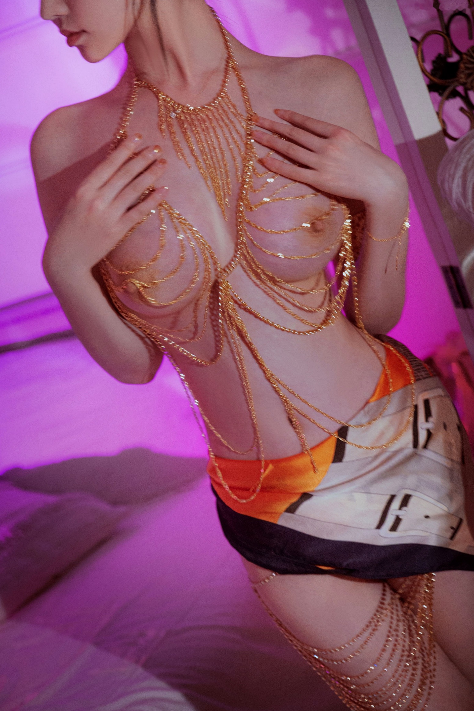Gallery - 年年-妖姬写真：极致奢华金饰装点，魅惑紫调私房大尺度出镜，展现绝美妖娆身姿性感诱惑私房照大尺度 年年女神私房照_秀色女神 - image 34