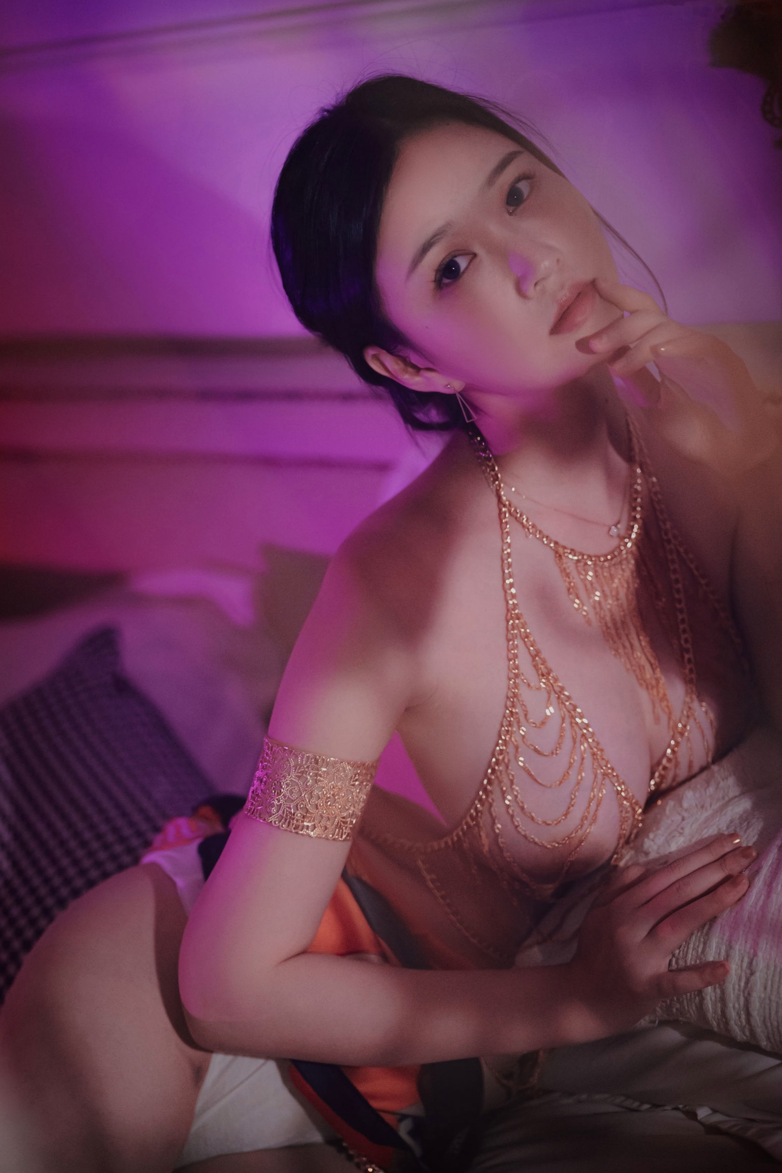 Gallery - 年年-妖姬写真：极致奢华金饰装点，魅惑紫调私房大尺度出镜，展现绝美妖娆身姿性感诱惑私房照大尺度 年年女神私房照_秀色女神 - image 37
