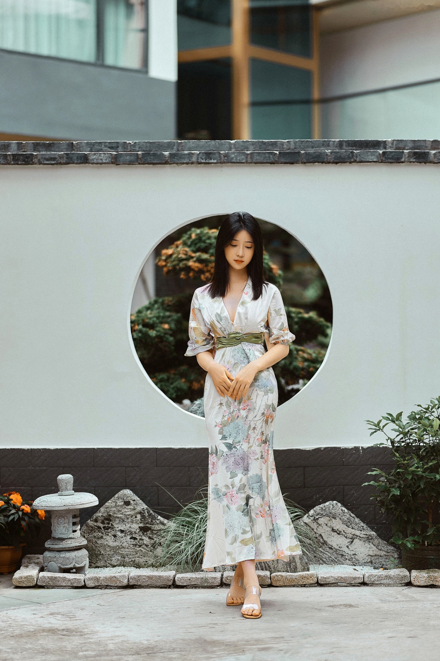 Gallery - 《年年-七月》清新气质女神唯美花裙写真，古风庭院与雅致室内静谧动人清新气质清纯私房照 年年女神私房照_秀色女神 - image 1