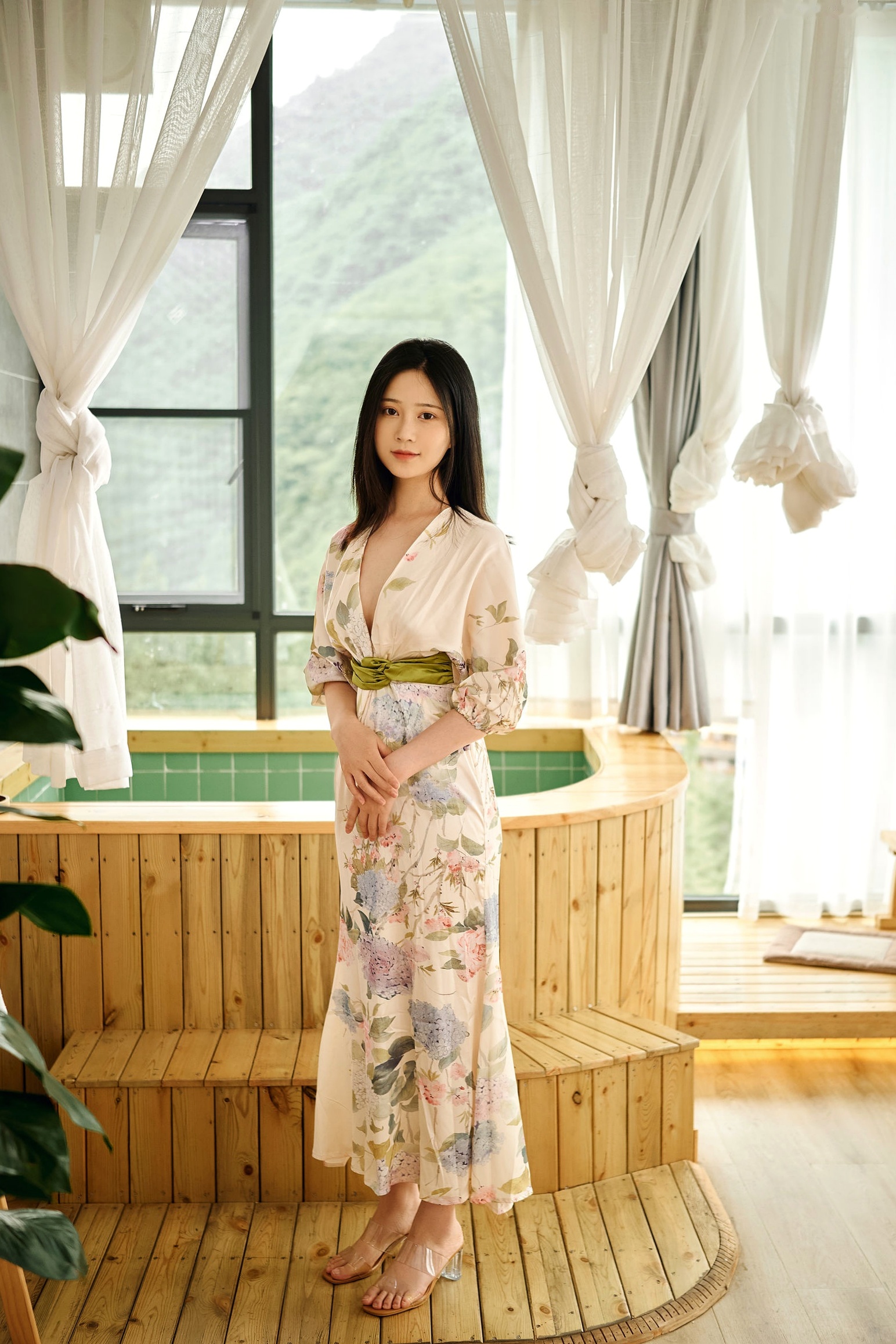 Gallery - 《年年-七月》清新气质女神唯美花裙写真，古风庭院与雅致室内静谧动人清新气质清纯私房照 年年女神私房照_秀色女神 - image 6