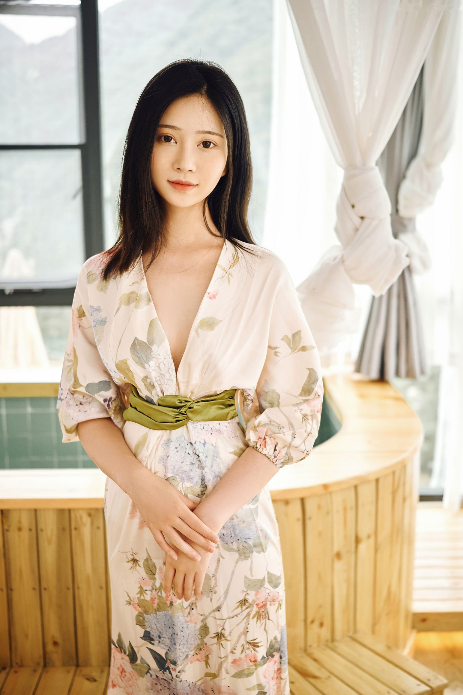 Gallery - 《年年-七月》清新气质女神唯美花裙写真，古风庭院与雅致室内静谧动人清新气质清纯私房照 年年女神私房照_秀色女神 - image 7