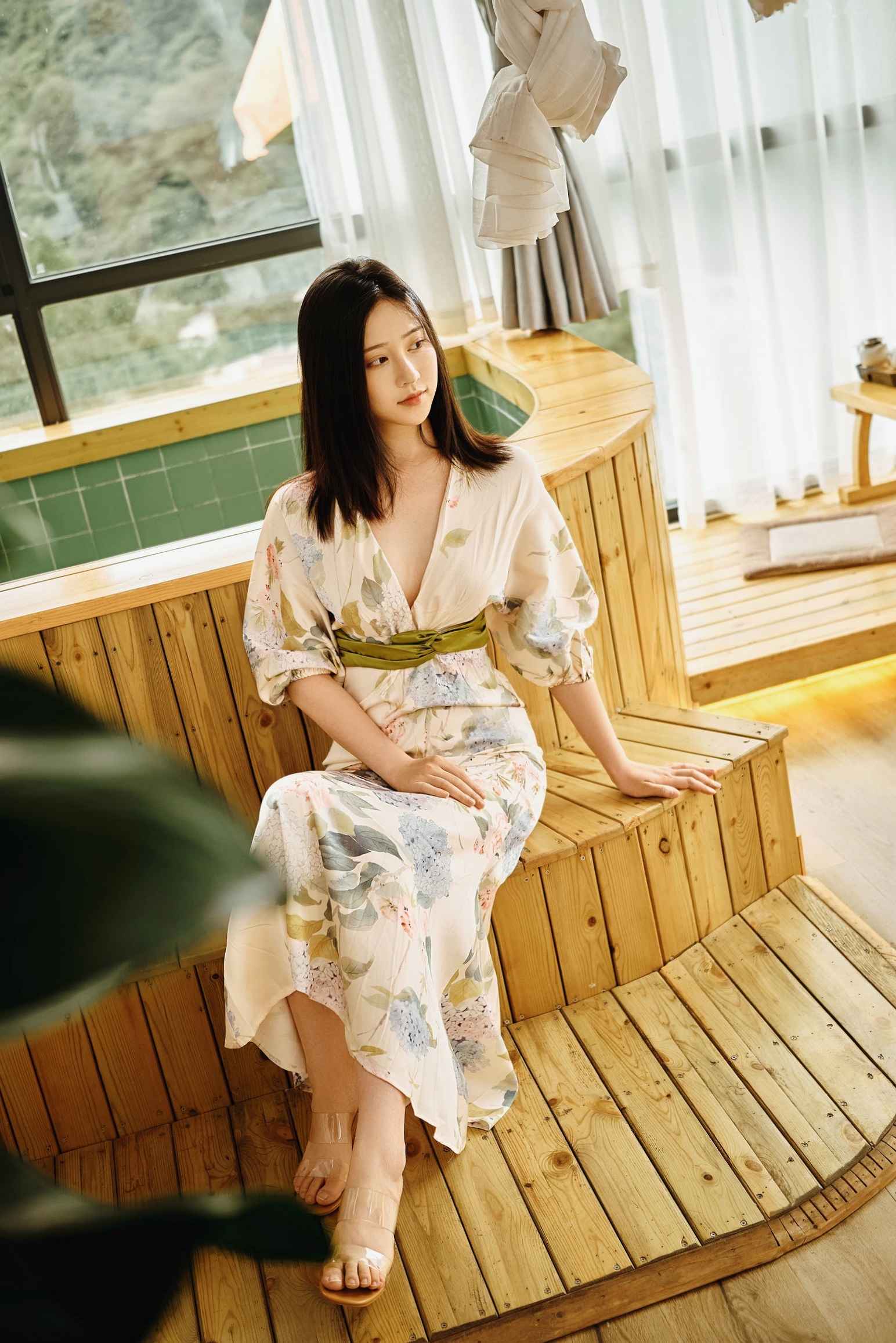 Gallery - 《年年-七月》清新气质女神唯美花裙写真，古风庭院与雅致室内静谧动人清新气质清纯私房照 年年女神私房照_秀色女神 - image 8
