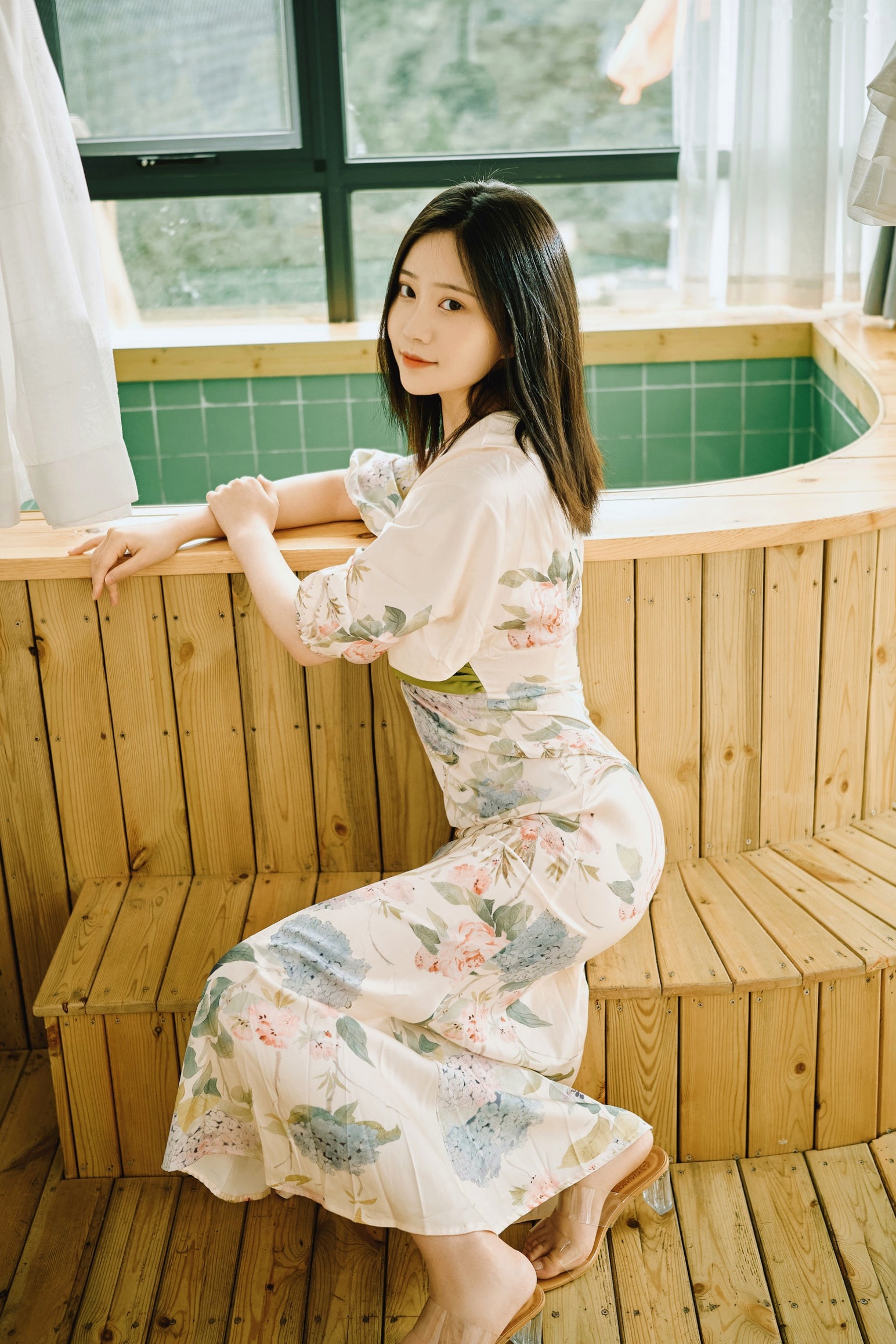 Gallery - 《年年-七月》清新气质女神唯美花裙写真，古风庭院与雅致室内静谧动人清新气质清纯私房照 年年女神私房照_秀色女神 - image 10