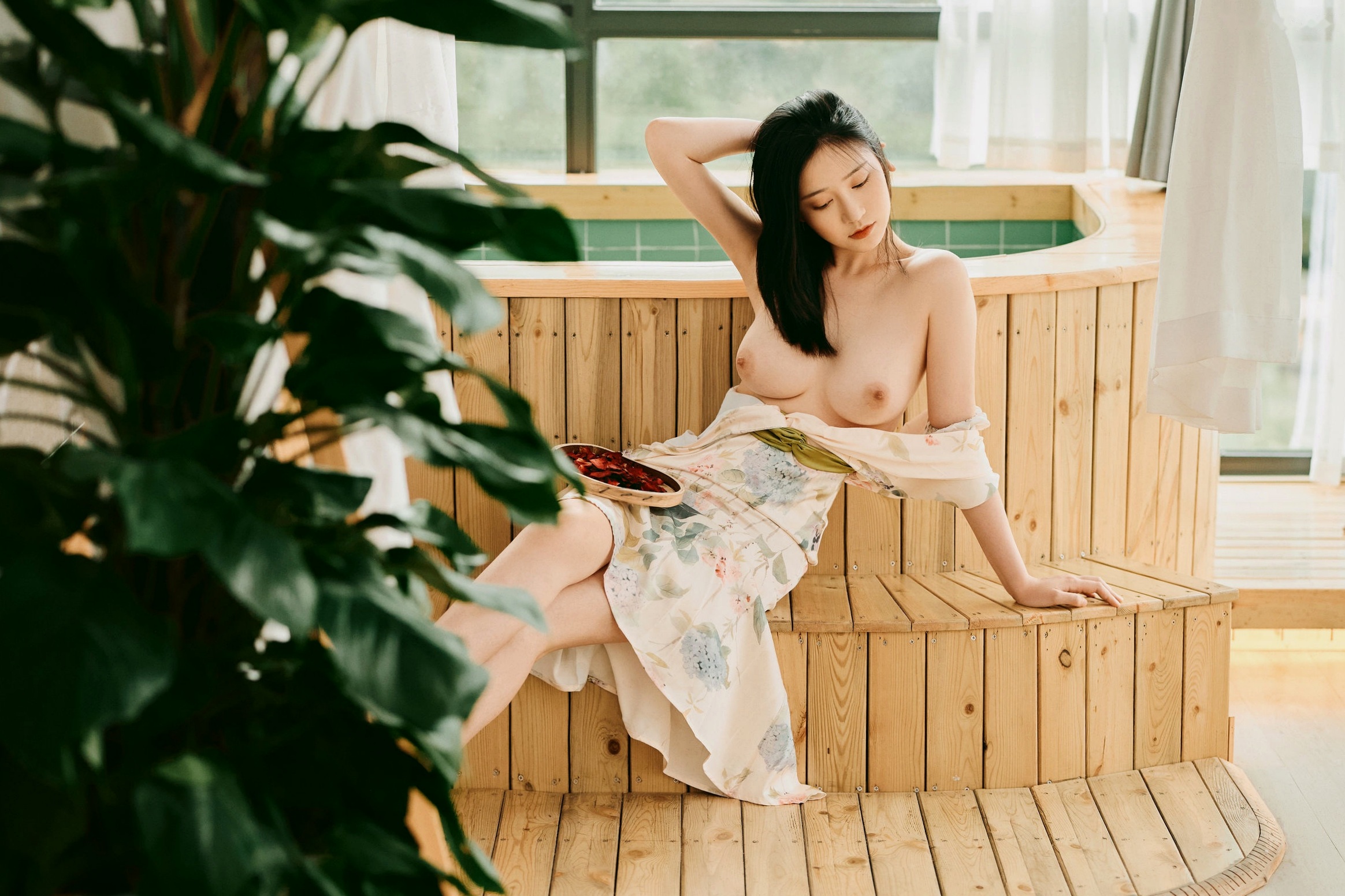Gallery - 《年年-七月》清新气质女神唯美花裙写真，古风庭院与雅致室内静谧动人清新气质清纯私房照 年年女神私房照_秀色女神 - image 24