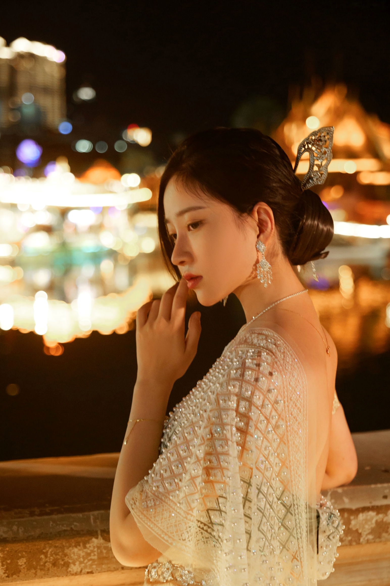 Gallery - 年年-玉兔公主：东南亚风情传统服饰夜景大片，唯美古风意境，优雅清纯女神气质泰国角色扮演清纯 年年女神私房照_秀色女神 - image 1