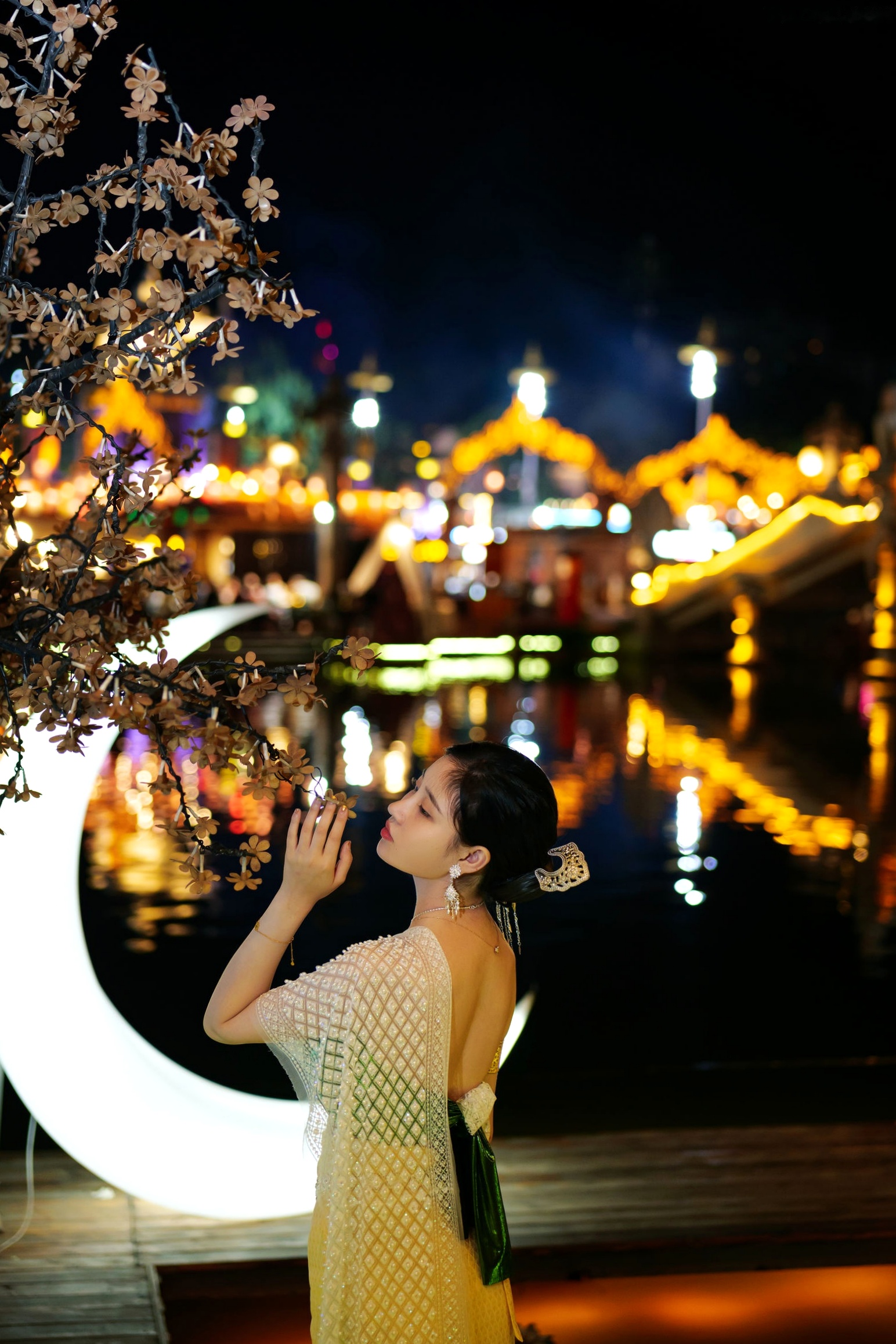 Gallery - 年年-玉兔公主：东南亚风情传统服饰夜景大片，唯美古风意境，优雅清纯女神气质泰国角色扮演清纯 年年女神私房照_秀色女神 - image 13