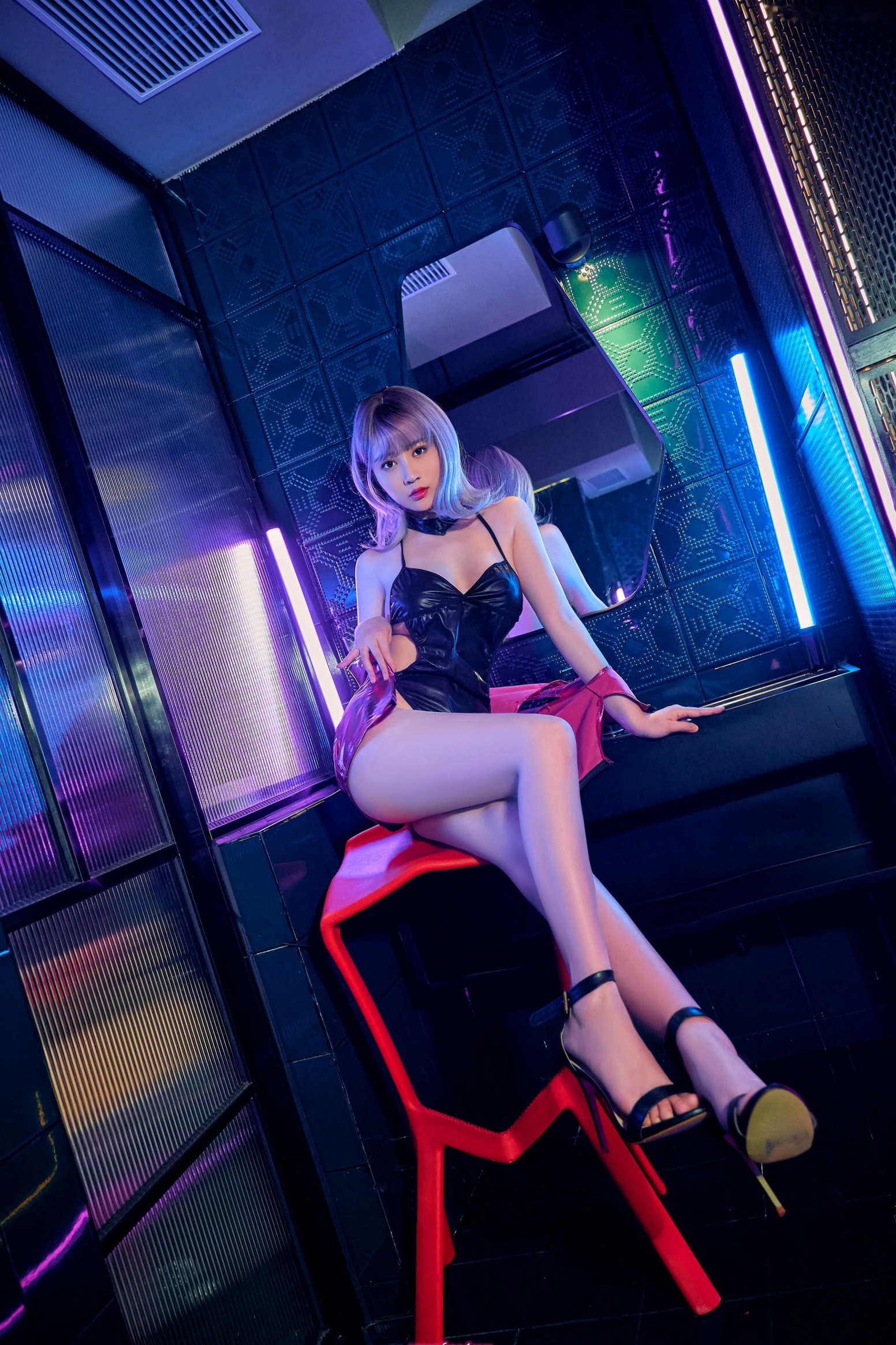 Gallery - 年年Nnian-赛博女孩Cyber-Girl霓虹科幻风写真，漆皮服饰演绎极致视觉盛宴，展现未来潮流与性感魅力性感诱惑冷艳私房照角色扮演 年年女神私房照_秀色女神 - image 4