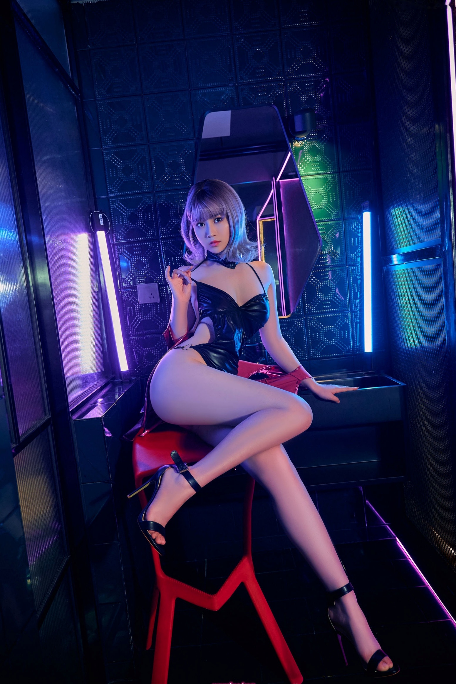 Gallery - 年年Nnian-赛博女孩Cyber-Girl霓虹科幻风写真，漆皮服饰演绎极致视觉盛宴，展现未来潮流与性感魅力性感诱惑冷艳私房照角色扮演 年年女神私房照_秀色女神 - image 8