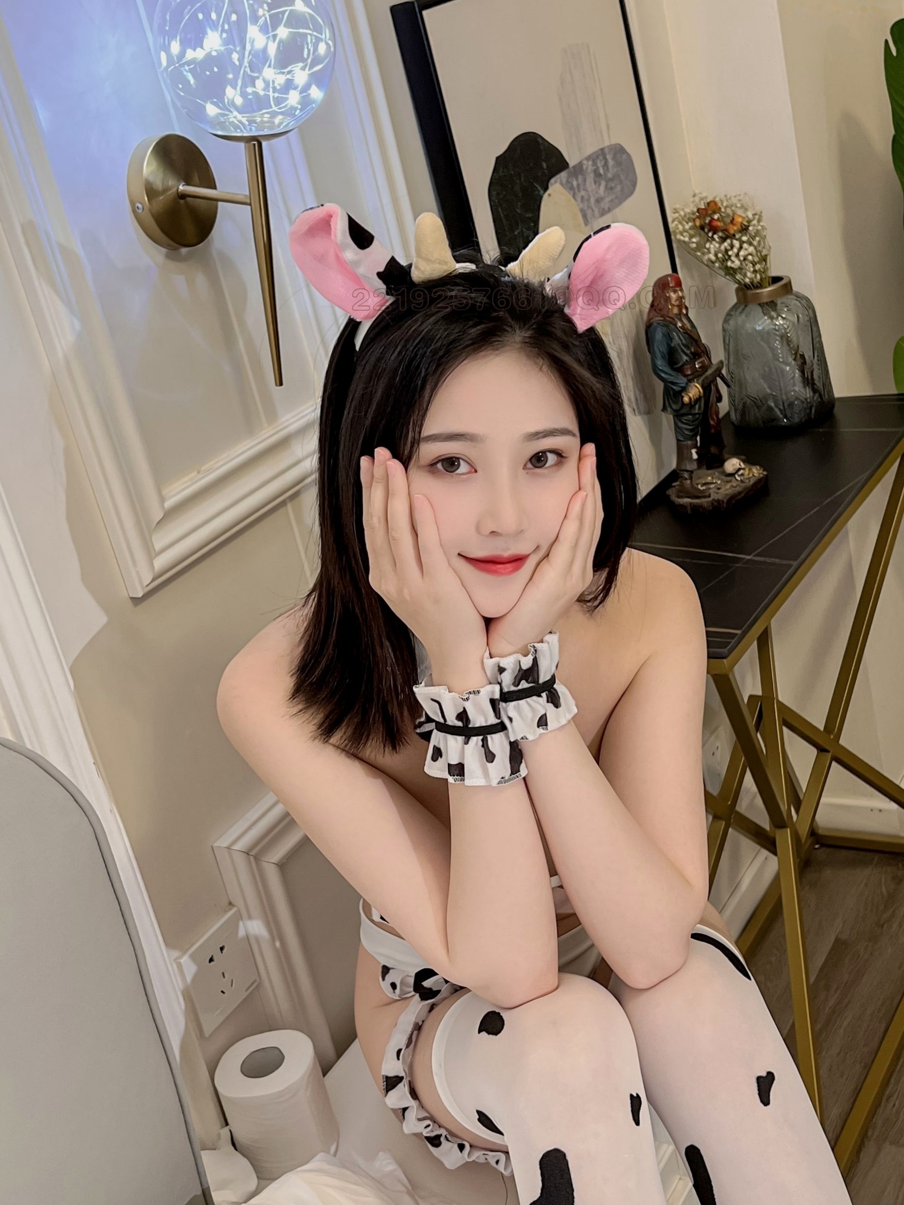 Gallery - 年年Nnian奶牛角色扮演写真，浴室场景清纯女神极致诱惑，火辣身材大尺度美图角色扮演浴室诱惑性感制服 年年女神私房照_秀色女神 - image 22