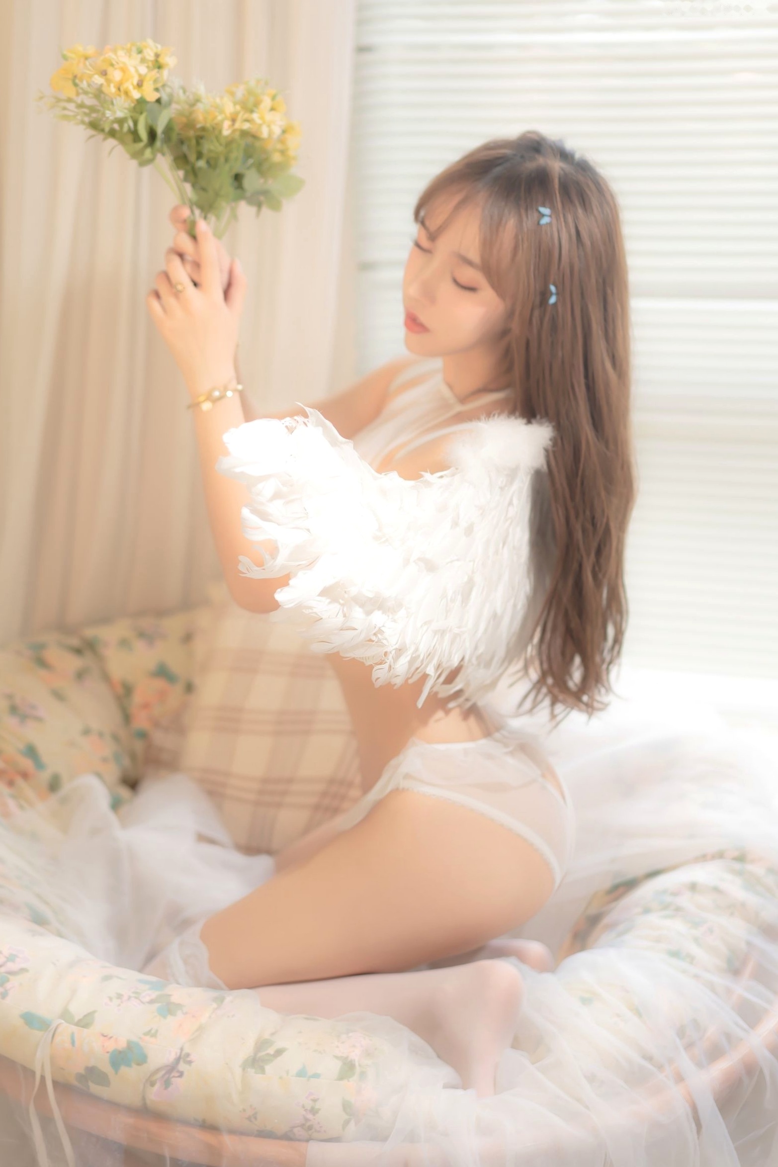 Gallery - 过期米线线喵-坠落天使，纯白蕾丝内衣羽翼梦幻私房照，展现极致清纯诱惑与绝美身姿私房照诱惑性感女神 过期米线线喵女神私房照_秀色女神 - image 22