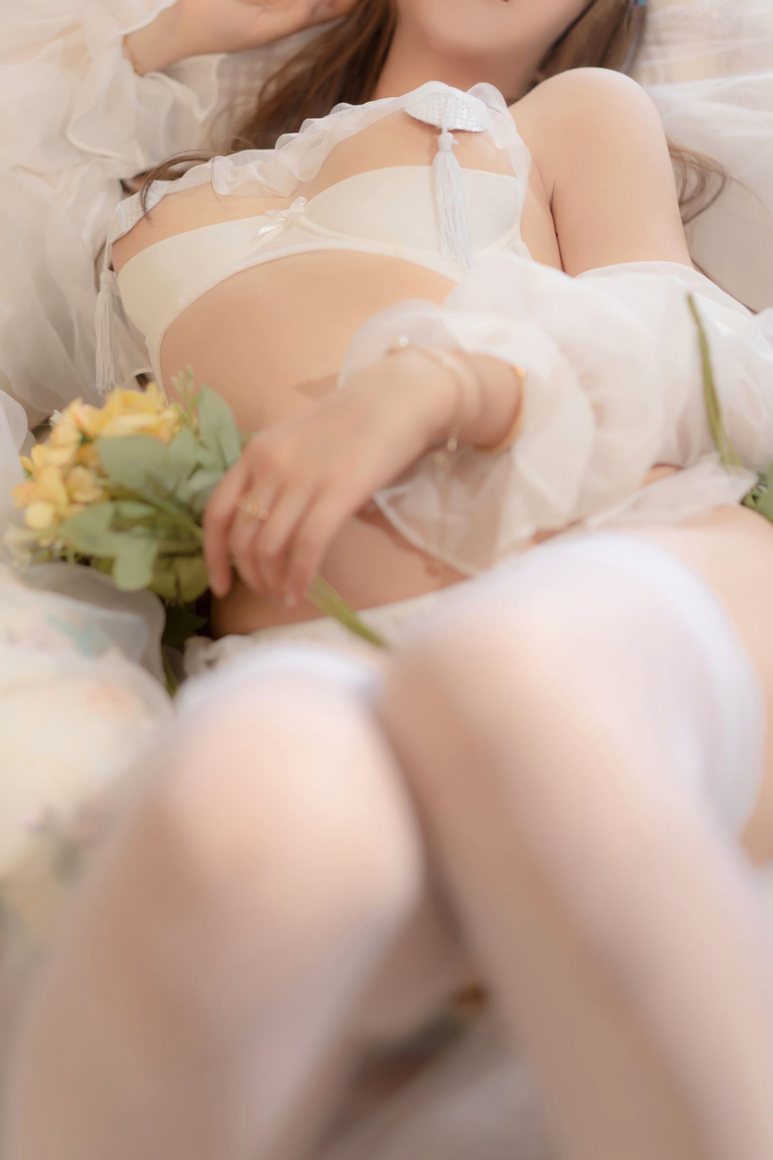 Gallery - 过期米线线喵-坠落天使，纯白蕾丝内衣羽翼梦幻私房照，展现极致清纯诱惑与绝美身姿私房照诱惑性感女神 过期米线线喵女神私房照_秀色女神 - image 59