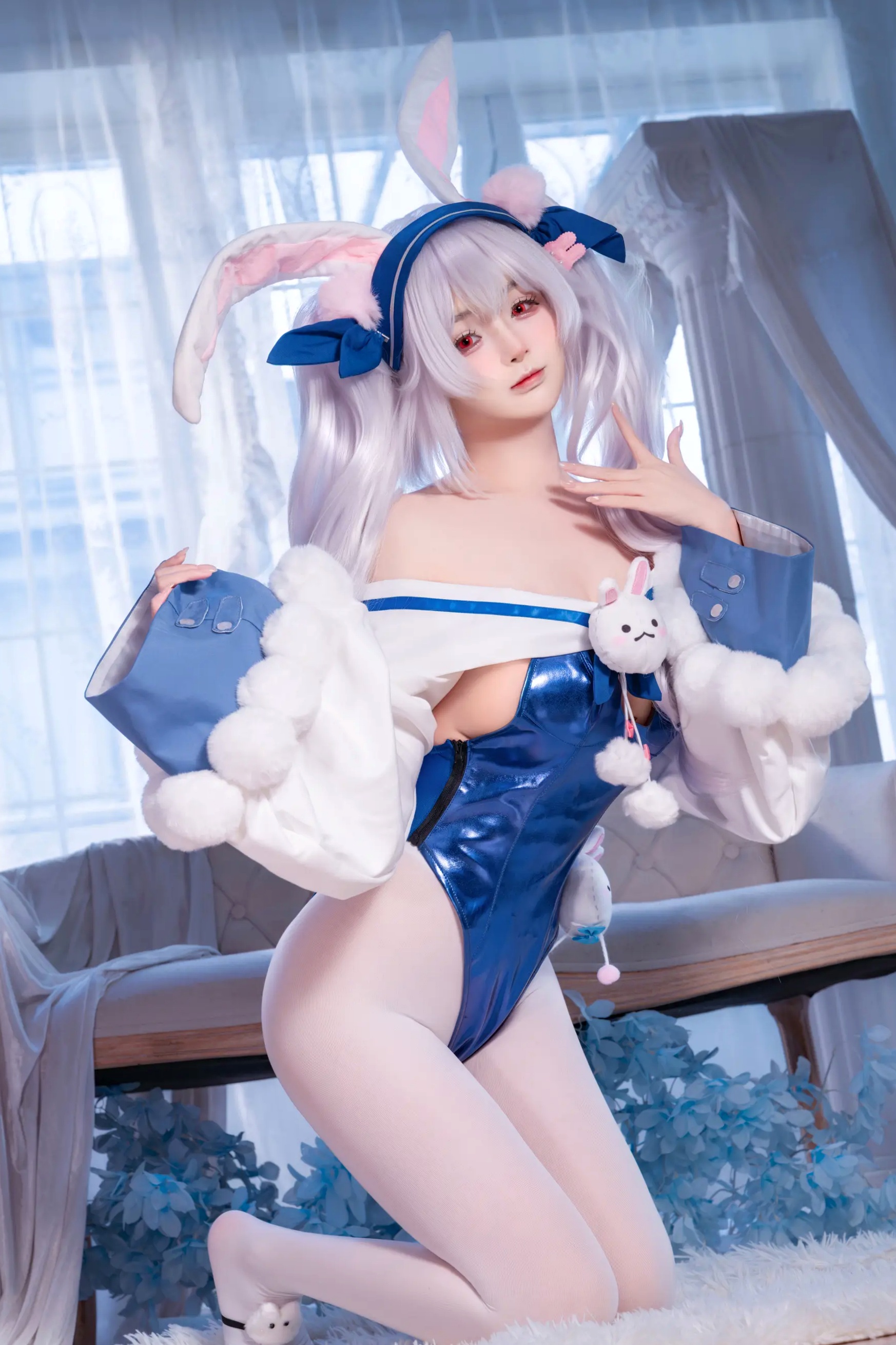 桜井宁宁 - 碧蓝航线拉菲兔改COS，甜美银发红瞳少女角色扮演，清纯治愈系私房写真 [30P]