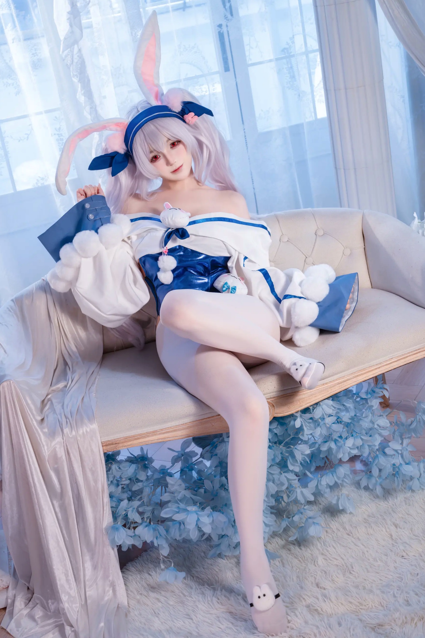 桜井宁宁 - 碧蓝航线拉菲兔改COS，甜美银发红瞳少女角色扮演，清纯治愈系私房写真 [30P]