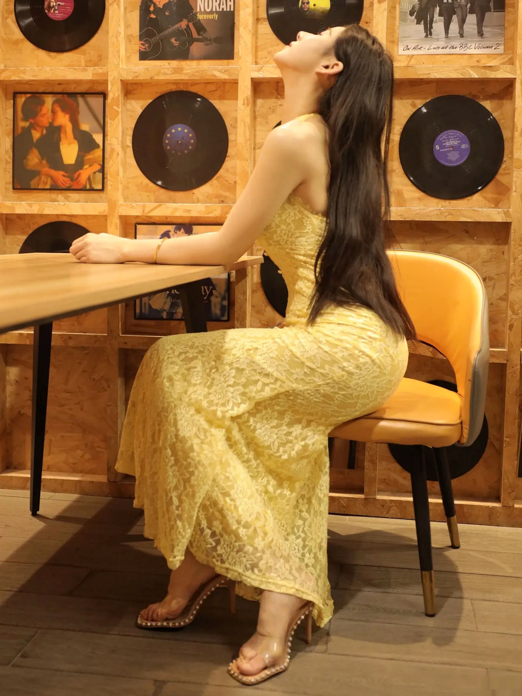 Gallery - 梨霜儿 黑胶唱片复古写真，身着亮黄色蕾丝紧身衣展露性感S型好身材，氛围感十足的私房诱惑大片性感诱惑私房照大尺度 梨霜儿女神私房照_秀色女神 - image 3