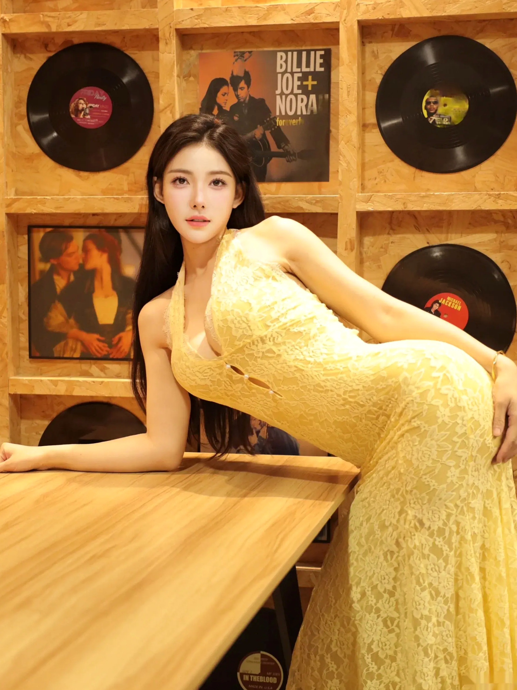 Gallery - 梨霜儿 黑胶唱片复古写真，身着亮黄色蕾丝紧身衣展露性感S型好身材，氛围感十足的私房诱惑大片性感诱惑私房照大尺度 梨霜儿女神私房照_秀色女神 - image 14