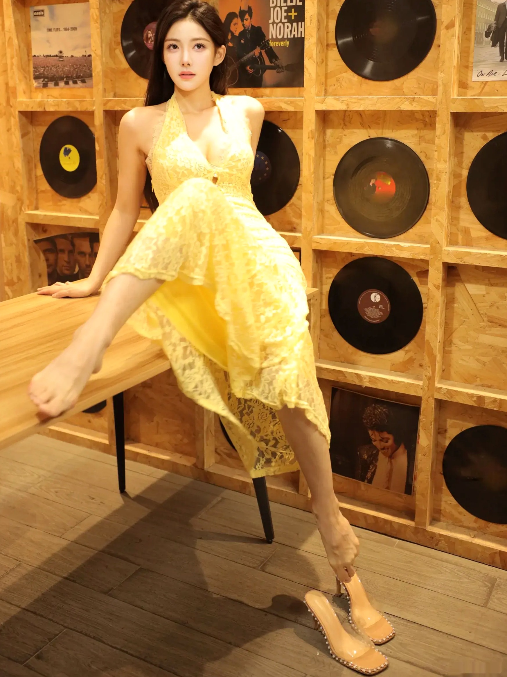 Gallery - 梨霜儿 黑胶唱片复古写真，身着亮黄色蕾丝紧身衣展露性感S型好身材，氛围感十足的私房诱惑大片性感诱惑私房照大尺度 梨霜儿女神私房照_秀色女神 - image 17