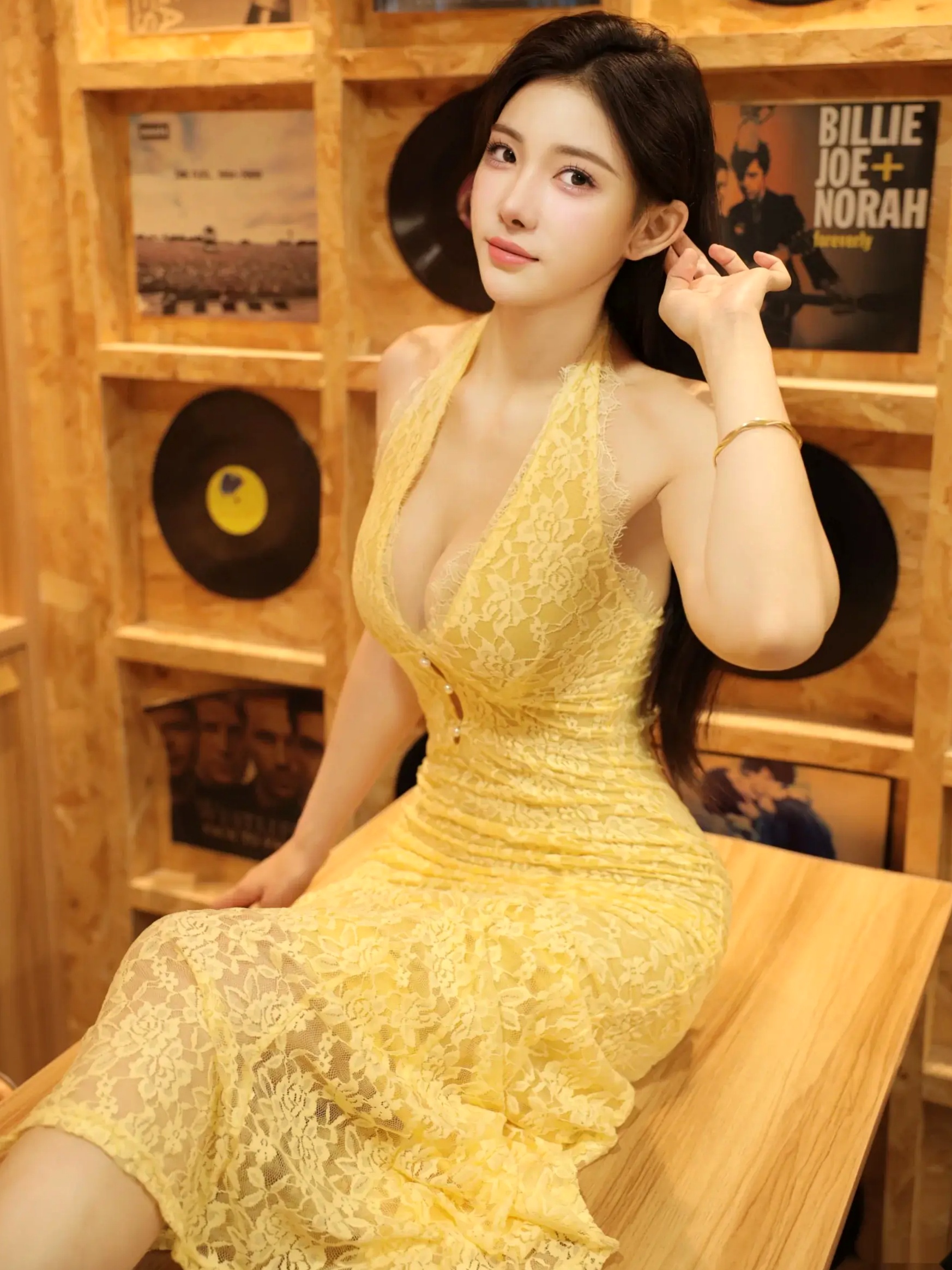 Gallery - 梨霜儿 黑胶唱片复古写真，身着亮黄色蕾丝紧身衣展露性感S型好身材，氛围感十足的私房诱惑大片性感诱惑私房照大尺度 梨霜儿女神私房照_秀色女神 - image 31