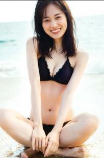 《山下美月 - ヒロイン》海边黑色比基尼与浴室甜美写真