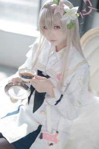 lunananya - 蔚蓝档案 桐藤渚 圣洁制服与优雅黑丝美腿Cosplay写真
