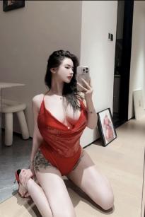 阿色 - 红色低胸连体衣室内镜面自拍，纹身女神火辣私房照