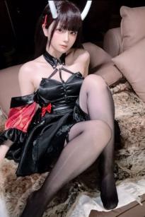 屿鱼能代Cosplay，碧蓝航线黑丝美腿私房照，冷艳暗黑萝莉风