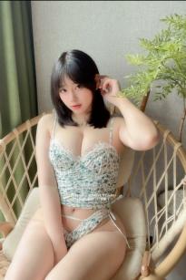 是一只废喵了 - 緑小柄下着：居家纯欲蕾丝内衣私房写真，藤椅上的清新治愈感