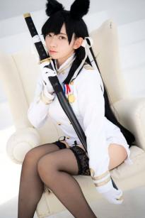 (Cosplay) 樱井Sakurai爱宕cos重现：猫耳制服少女手持长刀，极致黑丝诱惑，带你感受心动お仕置き时刻