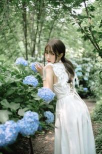 Ely_eee(ElyEE子) 雨季绣球花：清新白裙花海户外写真，夏日治愈系灵动女神