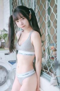 可可小白兔 - 居家可携带小萝莉：清纯双马尾私房照，厨房与洗衣间的甜美诱惑，治愈系居家风女神