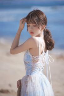 桜桃喵 - 发光的海，清新海边写真，身着吊带碎花裙尽显治愈气息，漫步沙滩感受夏日美好