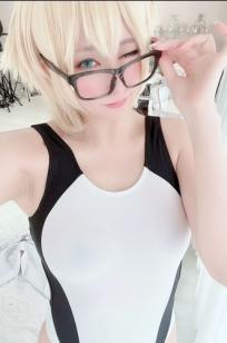 (Cosplay) 林檎蜜紀 - 圣女贞德黑白紧身泳装，高开叉大尺度性感诱惑，金发御姐极致身材展示