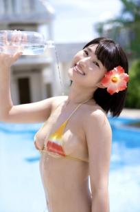 2023超大型新人浅海ゆづき写真集：清纯花环造型与私房泳池美臀诱惑，未公开限定放送！
