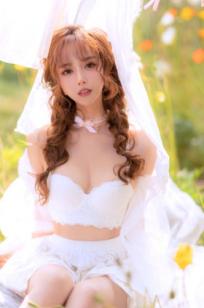 过期米线线喵-084-夏日限定-晒衣服：花海中的灵动仙女，纯白蕾丝私房写真，极致身材尽显清纯诱惑与日系唯美感